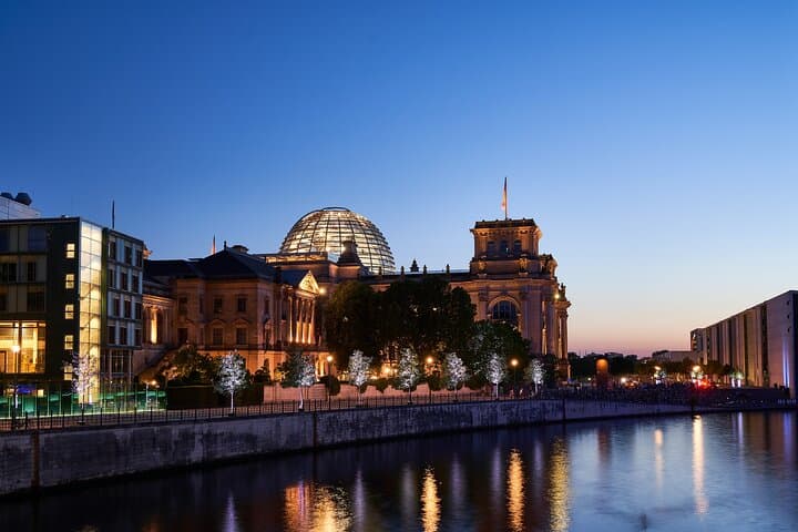 Berlin Capital 4-Course Sunset Dinner Cruise Including Drinks