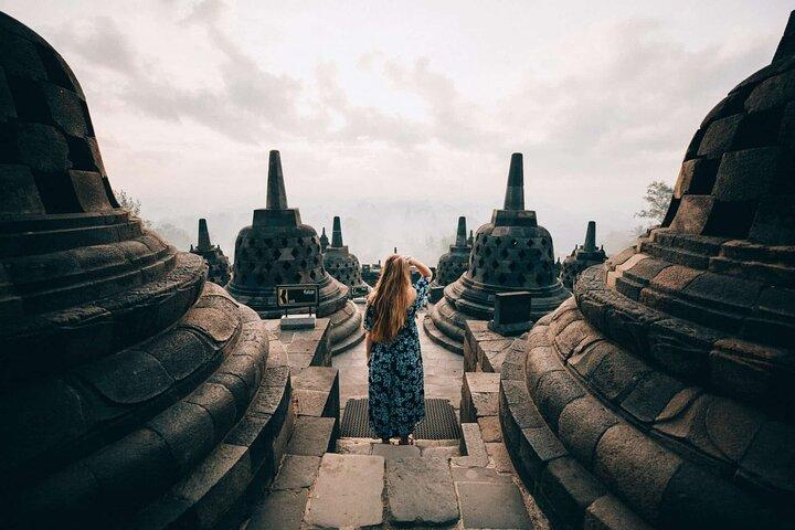 Subida a la cima del templo de Borobudur y templo de Prambanan: tour de 1 día