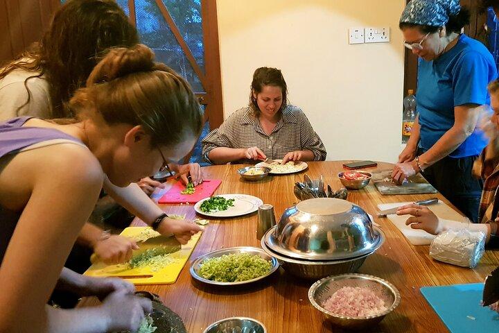 Kochkurs für nepalesische Momos oder Dal Bhat (Kochen mit Freude)
