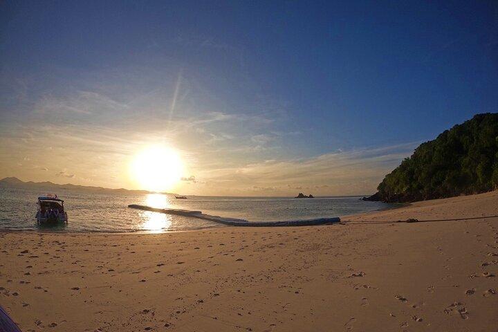 Small Group Phi Phi Islands Sunrise Tour with Seaview Lunch