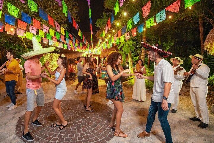 トラヒネラのソキシミルコ パーティー ナイト - カンクンからの出発
