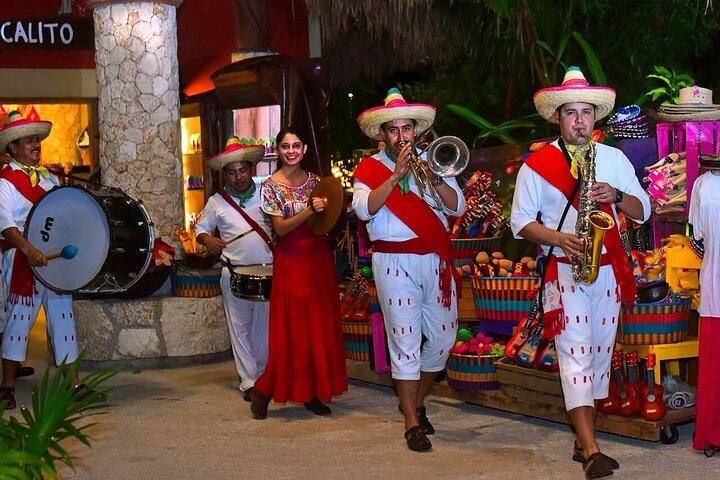 リビエラ マヤからの送迎付きソキシミルコでのメキシカン ナイト