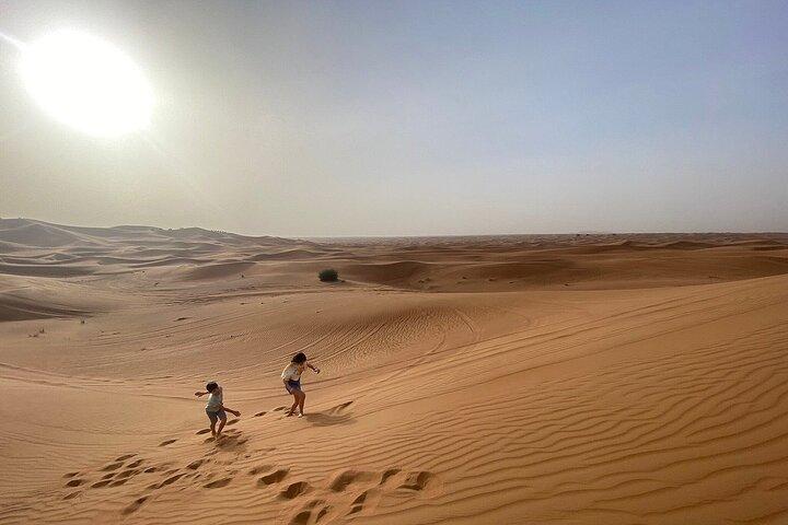 Safari mattutino nel deserto con dune bashing, giro in cammello, sand board e quad