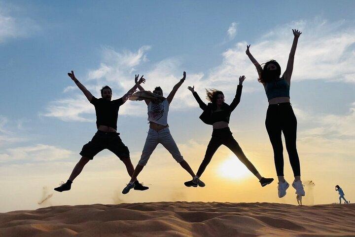 Morgendliche Wüstensafari mit Dune Bashing, Kamelritt, Sandboard & Quad Biking