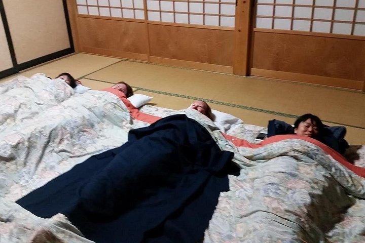 七面山での 2 日間のプライベート ガイド付き一晩ハイキングと仏教寺院滞在