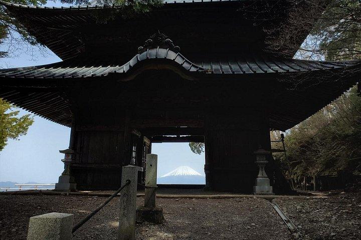 七面山での 2 日間のプライベート ガイド付き一晩ハイキングと仏教寺院滞在