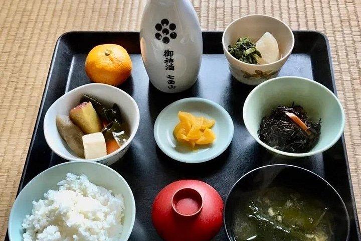 七面山での 2 日間のプライベート ガイド付き一晩ハイキングと仏教寺院滞在