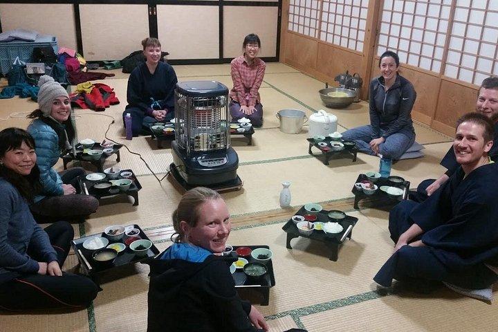 七面山での 2 日間のプライベート ガイド付き一晩ハイキングと仏教寺院滞在