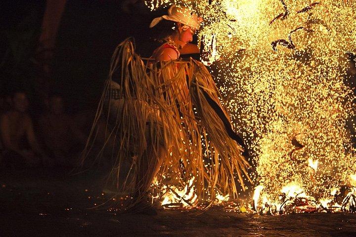 Ein Abend des traditionellen Tanzes auf Bali