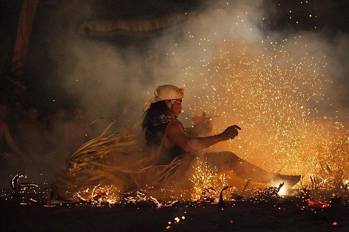 Ein Abend des traditionellen Tanzes auf Bali