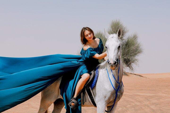 ドバイ：空飛ぶドレスと写真撮影とエキサイティングな砂丘アクティビティ
