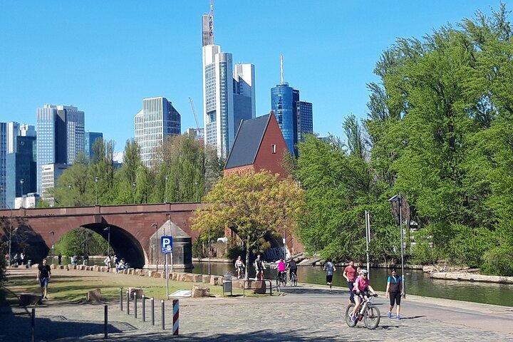 Visite de la ville de Francfort à vélo vers l'horizon de Goethe et le vin de pomme