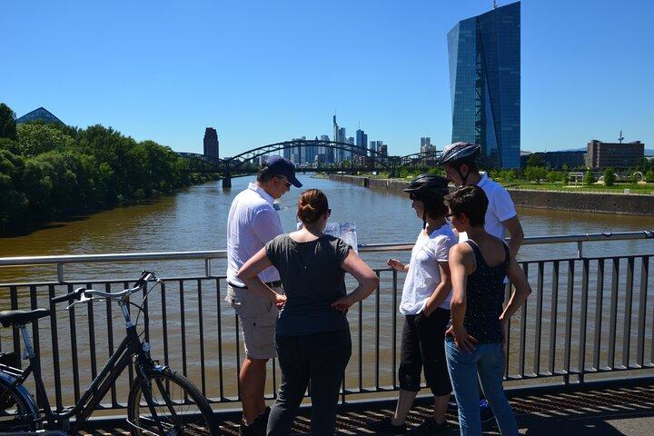 Visite de la ville de Francfort à vélo vers l'horizon de Goethe et le vin de pomme
