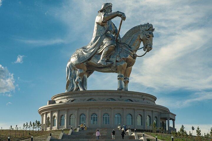 Complejo de estatuas ecuestres de Chinggis Khan y Parque Nacional Terelj: tour privado de un día