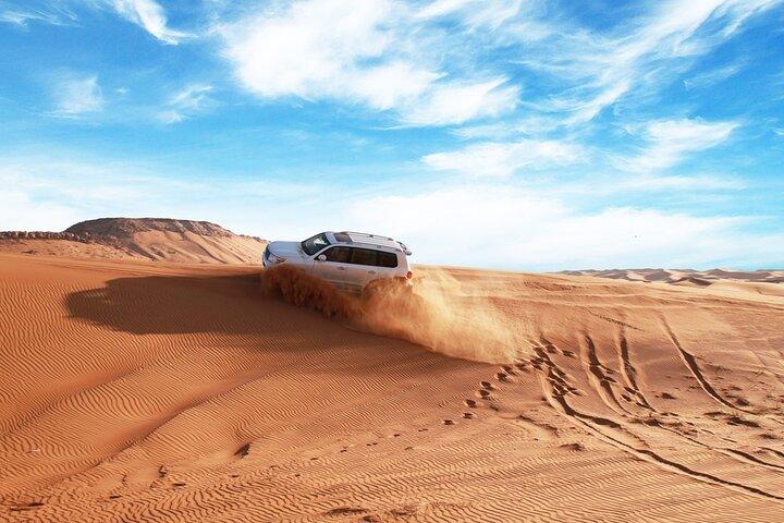 Safari dans le désert en voiture 4x4 avec dîner barbecue et danse du ventre