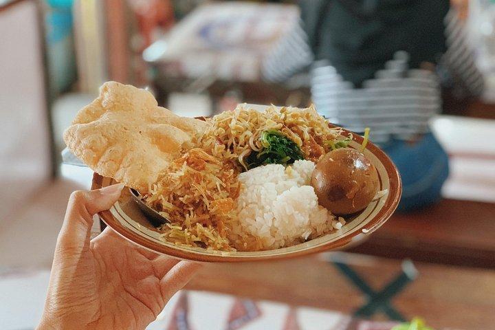 ジョグジャカルタの隠れた食べ物を巡る 3 時間のウォーキングまたはサイクリング ガイド付きツアー