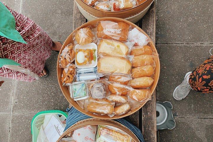 ジョグジャカルタの隠れた食べ物を巡る 3 時間のウォーキングまたはサイクリング ガイド付きツアー