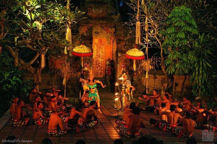 Ein Abend des traditionellen Tanzes auf Bali
