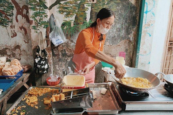 ジョグジャカルタの隠れた食べ物を巡る 3 時間のウォーキングまたはサイクリング ガイド付きツアー