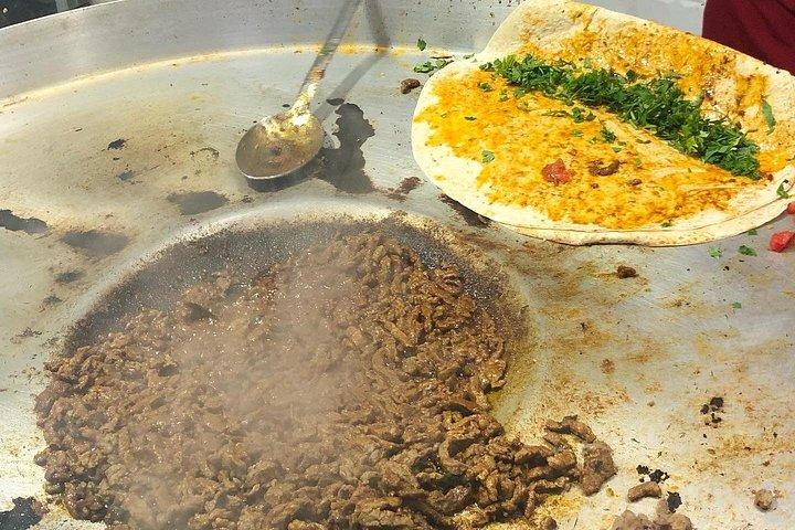 イスタンブールの伝統的なグルメ ツアー、観光スポット外でのディナー付き