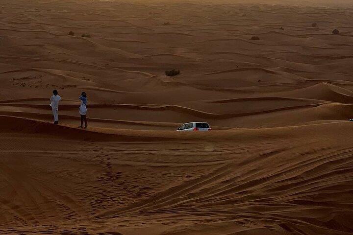 Morgendliche Wüstensafari mit Dune Bashing, Kamelritt, Sandboard & Quad Biking