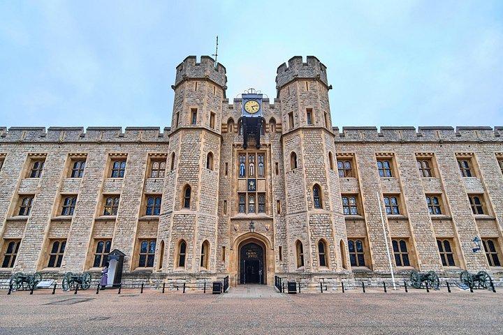 ロンドン塔と王冠の宝石ツアー（ビーフィーターとの交流付き）