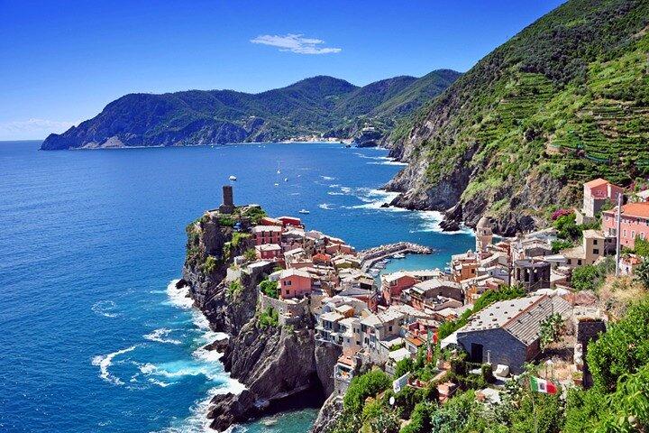 ミラノ発チンクエ・テッレ日帰り旅行：イタリア語・リビエラ・エスケープ