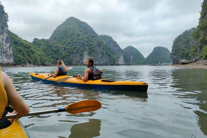 Crociera- Kayak-Ciclismo-Trekking 3D/2N da Cat Ba in zone meno turistiche.