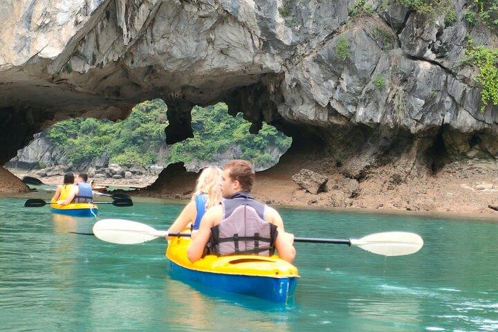Crociera- Kayak-Ciclismo-Trekking 3D/2N da Cat Ba in zone meno turistiche.