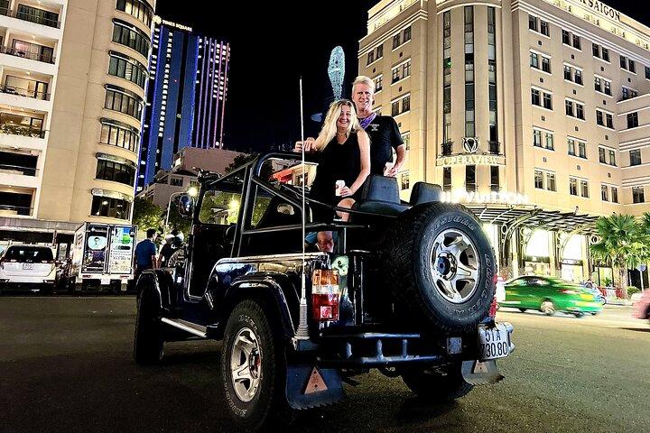 Private Jeep-Stadtrundfahrt Saigon bei Nacht und Skybar Drink