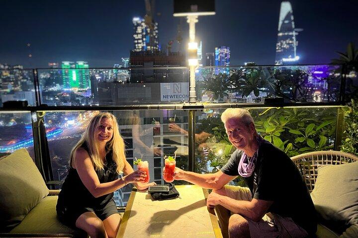 Private Jeep-Stadtrundfahrt Saigon bei Nacht und Skybar Drink