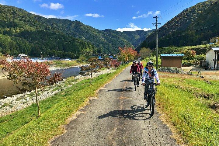 Visite privée d'une demi-journée en vélo électrique dans la campagne de Hida