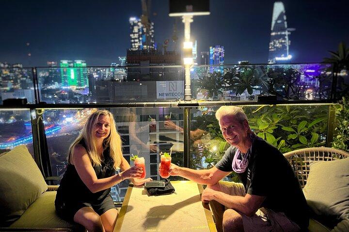 Excursão privada de jipe em Saigon à noite: foodie e city tour