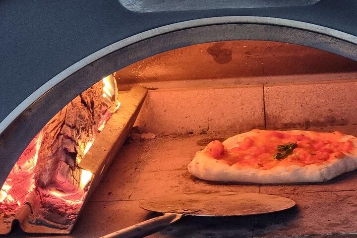 Neapolitanische DOC-Pizza-Klasse und Kochen in einem Holzofen bei einem Einheimischen