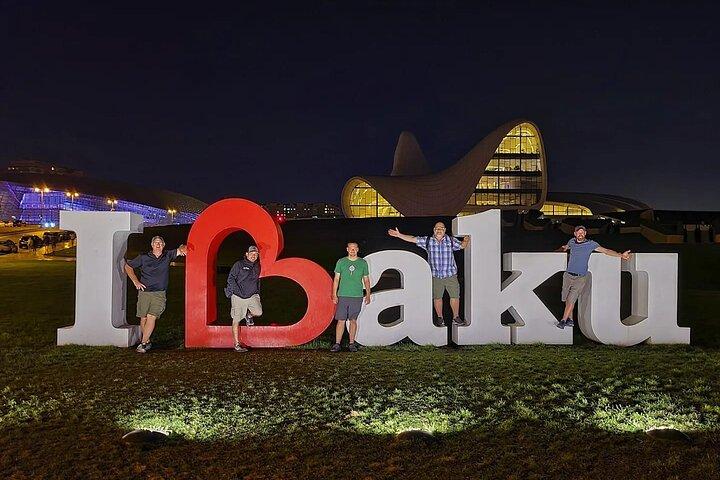 Tour antiguo y moderno de Bakú (día y noche)