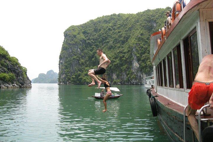 Paket: Buss Ha Noi till Cat Ba + 1 dags båttur, La Ha Bay, Ha Long Bay