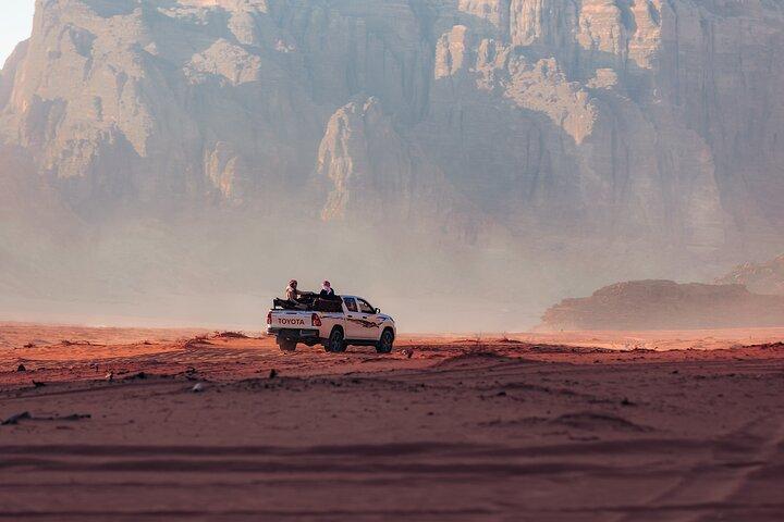 Wadi Rum Jeep Tour: meio ou dia inteiro com Guia Beduíno