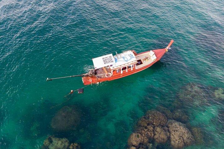プーケットの豪華な伝統的なボートライド/コーラル島 08.30AM～01.30PM