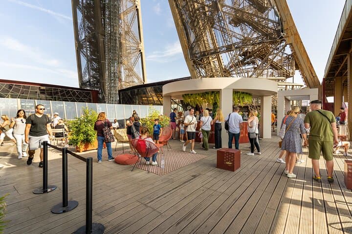 Paris: Eiffel Tower Guided Tour by Elevator