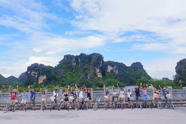 Evidenzia tour di un'intera giornata a Ninh Binh in barca Tam Coc, grotta Mua, Hoa Lu