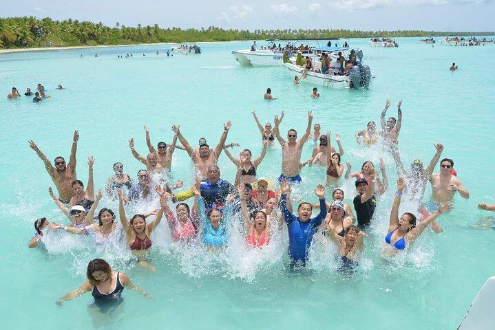 Tour in catamarano dell'isola di Saona da Bayahibe con piscina naturale