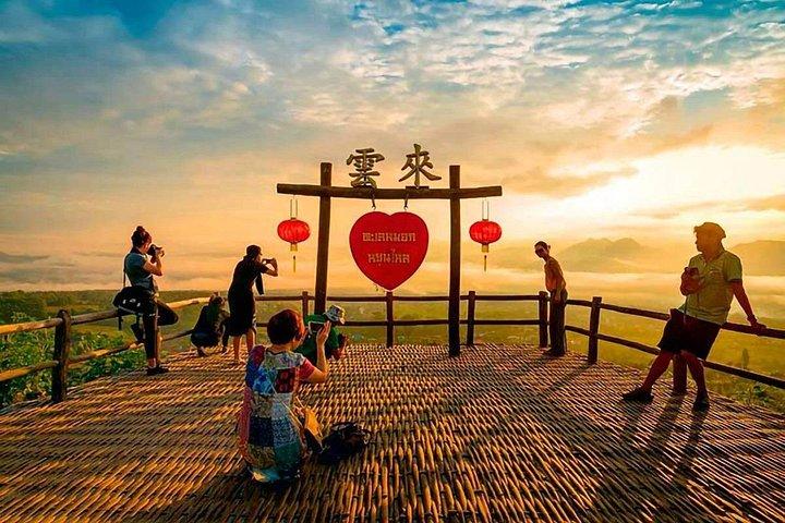 チェンマイ パイ 1 日サイ ガム温泉、パイ キャニオン、ホワイト ブッダ、サンティチョン