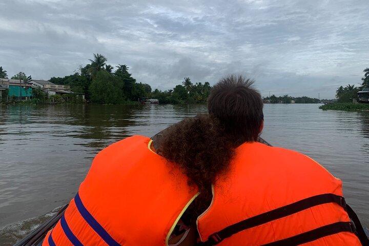 Giro in barca sul fiume Mekong per vedere il tramonto, un piccolo canale, cena vegana, cibo di strada