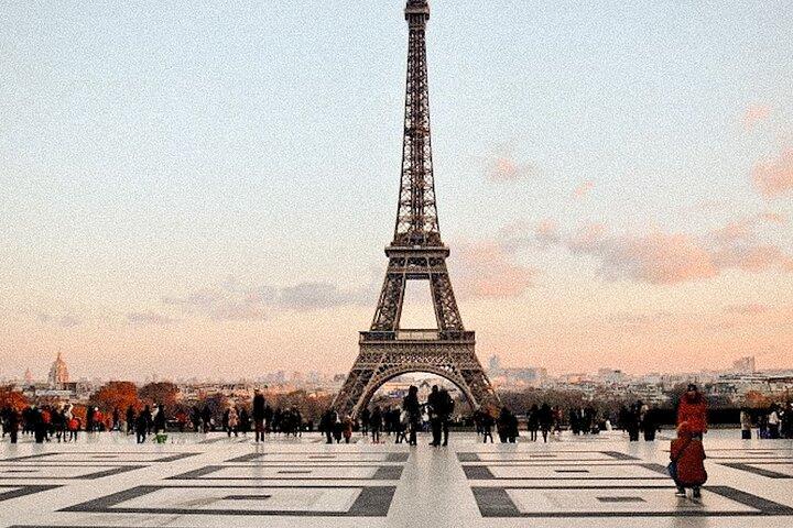 Romantische Tour durch Paris in einem französischen Oldtimer