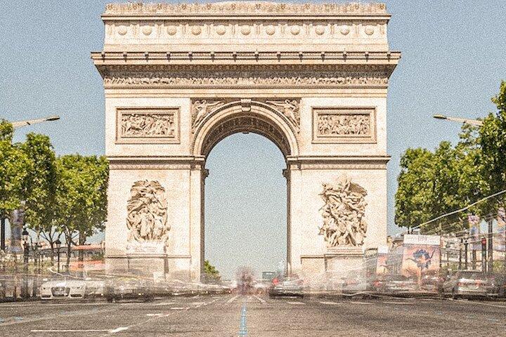 Romantische Tour durch Paris in einem französischen Oldtimer