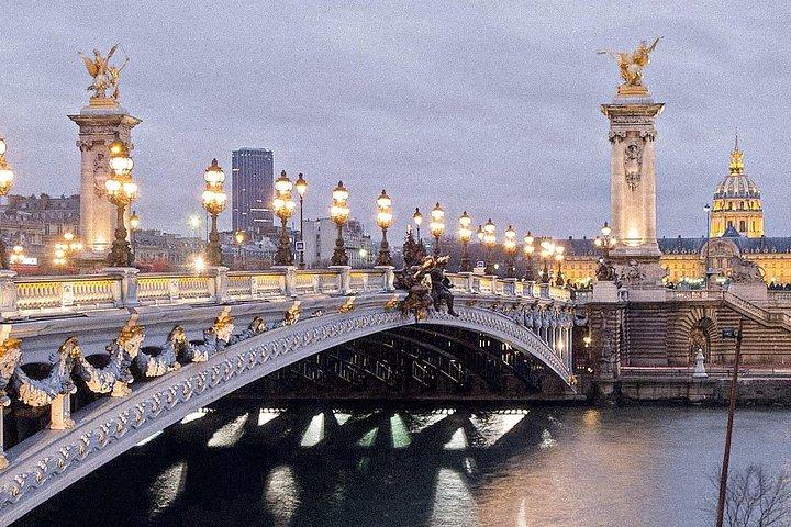 ヴィンテージ高級オープントップフランス車で巡るパリのロマンチックツアー