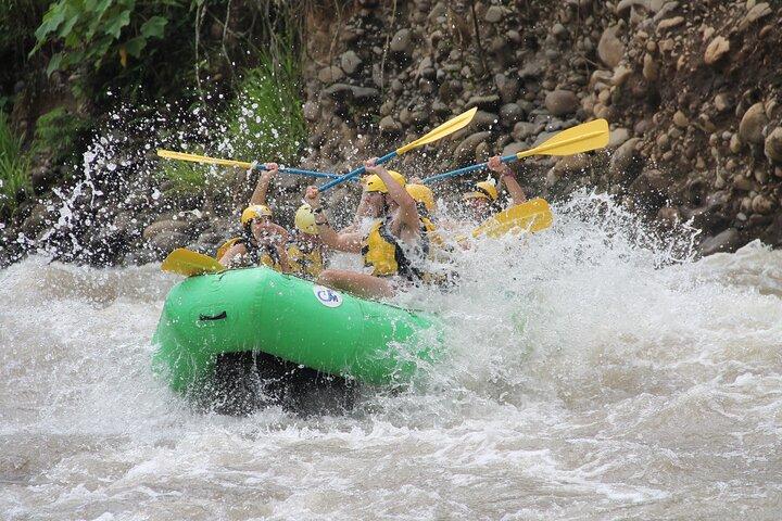 La meilleure aventure de rafting en eaux vives du Costa Rica (classe 4/5)