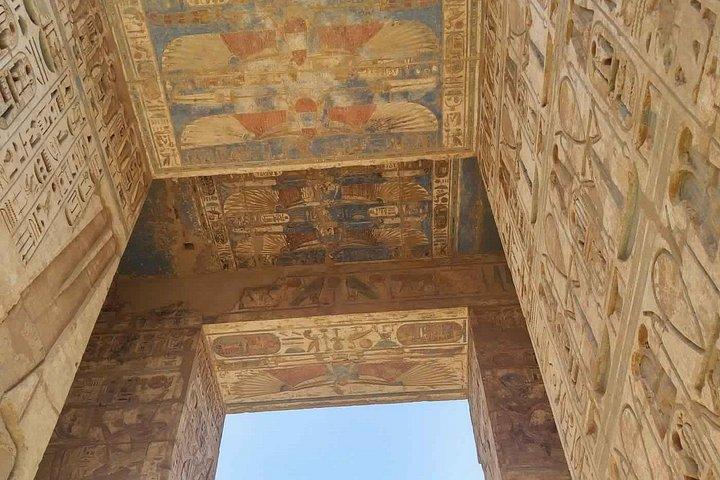 ルクソール一日観光ウェストバンクハブ寺院とキングスとクイーンズタウンの谷