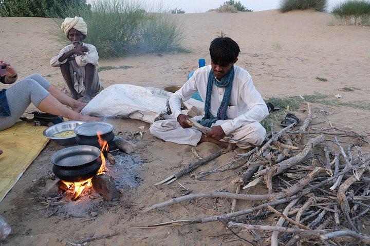 砂漠の遊牧民になる-野生の夜のラクダサファリ