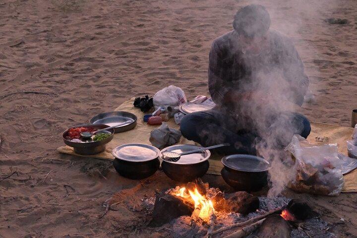 砂漠の遊牧民になる-野生の夜のラクダサファリ
